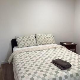 R8 Bright Spacious Room near Perth Airport with AC