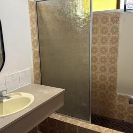 Room 2 Bright Spacious Room Walk to Shops, hotel in Kelmscott