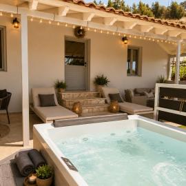 Blue Topaz cottage Mini pool Spa, хотел в Нафплион