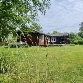 Ferienhaus-auf-Naturgrundstueck-mit-Ofen-Tischfussball-und-zwei-Terrassen, hotel em Ristinge