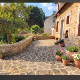 Maison avec jardin au centre du village, hotel in Aumont-Aubrac