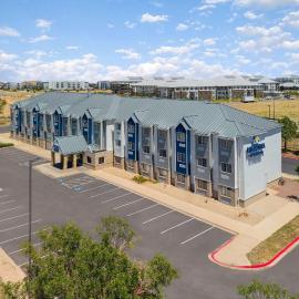 Microtel Inn & Suites by Wyndham Denver Airport, hotelli kohteessa Montbello