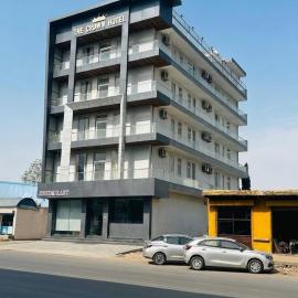 THE CROWN HOTEL & restaurants, hotel din Farrukhnagar