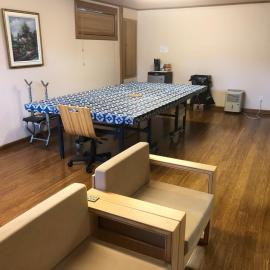 A big private basement with bathroom inside, hotel v destinaci Repentigny