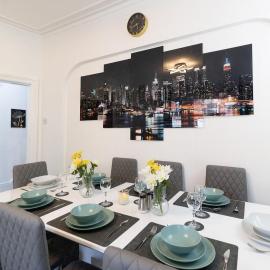 Luxurious 4 BR House in Sutton with Parking, Fast WIFI and Sleeps 9, hotel en Sutton