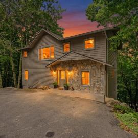 Family Adventure Cabin Paved Road Level Entry Dogs Welcome