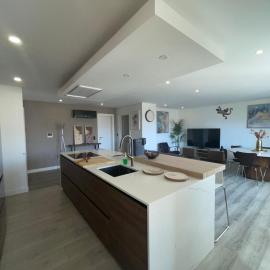 Golden Wood Apartment - 3 Bedrooms, Private Garage & Free Parking