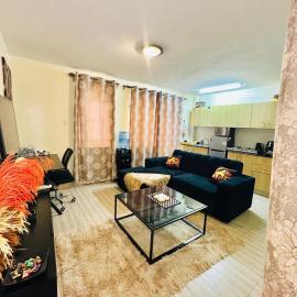 Stylish Ngong Retreat with Balcony & Rooftop Lounge The Moon Stays, hotel sa Ngong