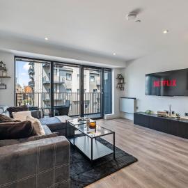 Central Slough APT Balcony Sleeps 6 Pool
