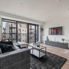 Chic Central Slough APT Balcony Pool Sleeps 6