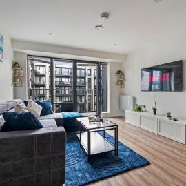Luxe Slough Apartment with Balcony Sleeps 6