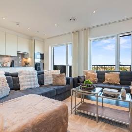 Chic East London APT 2BR 2Bath Balcony Views, Hotel in Slough