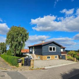 Spacious & Cozy Apartment in Tranquil Vejle Suburb, hotel en Vejle
