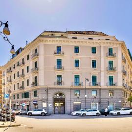 Mareluna Luxotel & Apartotel- Piazza Vittorio Veneto, hotel in Salerno