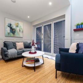 Luxury home in Central location Merthyr Tydfil with Free parking, hotel a Dowlais