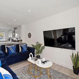 OFFERS 3 Bed House with Free Parking Ideal for Contractors or Relocation Stays Sittingbourne