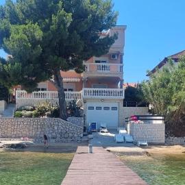 Family friendly seaside apartments Tkon, Pasman - 24955、ツコンのホテル