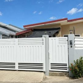 Cozy 2-Bedroom Home in Bacolod with Parking, מלון בבאקולוד