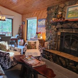 Four Seasons Getaway-Private Hot Spa with Pine Tree Views-Walk to Village and Pineknot Trailhead-Plus King Bed!, hotel a Big Bear Lake