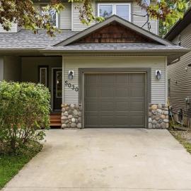 Lakeshore Central steps to the main beach sleeps 8, hotel din Sylvan Lake