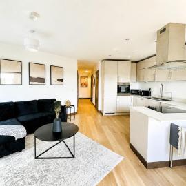 Modern Maidstone Apartment - Central Location, Free Parking, Balcony - Perfect Long Stay, hotel v destinaci Maidstone