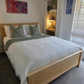 Queen bed apartment- No sharing, your very own space, hotel in Quinns Rocks