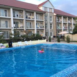 Гостиный двор Антуриум, Hotel in Kurortne