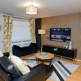 The Cheshire ABode- Central Warrington- Garden Games Room-Sleeps 5