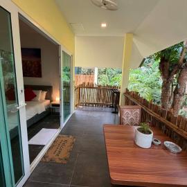 Jungle Breeze Bungalow, Fast WiFi, Quiet Retreat, hotel i Ban Dan Mai