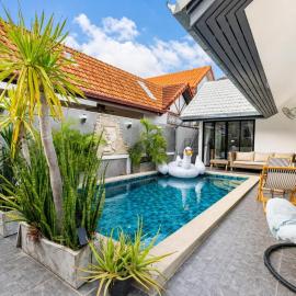 Luxury Pool Villa Pattaya Center C8 - 4 Bedroom, hotel in Pattaya South