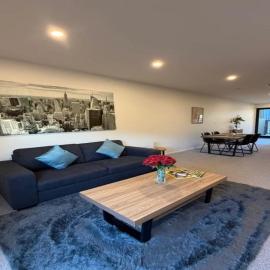 New large 3BR,3ens twn house in Gung, Mtn view, hotel in Gungahlin