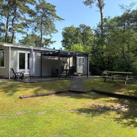 SUPER 5 persoons chalet op 5 sterren camping Krieghuusbelten, hotel in Raalte