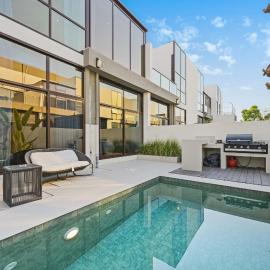 Luxury 5BR Townhouse with Private Pool, MBR City