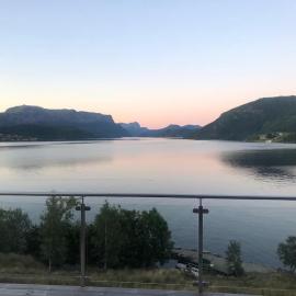 Views of fjords and mountains with hottub, hotel u gradu 'Holmedal'