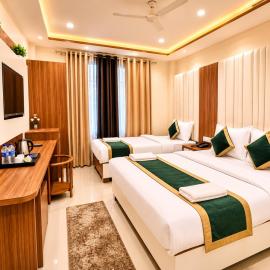 HOTEL NEAR KASHI VISHWANATH VARANASI SHREE R-KRISHNA - wifi - Lift - FAMILY HOTEL