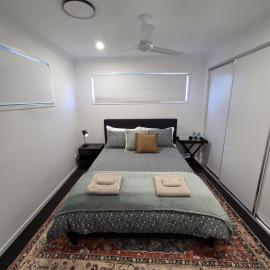 Private Room with Queen Bed & Bathroom, Hotel in Bellbird Park