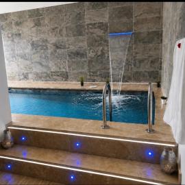 Maison de Prestige avec Piscine Privee avec la clim dans toutes les chambres Ideale pour des Vacances en Famille، فندق في وجدة