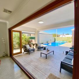 Burns Beach Luxury Home with pool, short walk to beach
