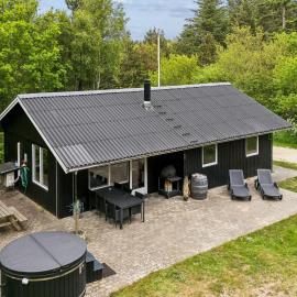Lovely 6-Person Cottage With Outdoor Sauna - 1007, hotel u gradu 'Ringkøbing'