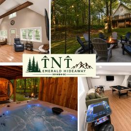 Pocono Retreat - Sleeps 10 - Game Room - Fire Pit - Sauna - Hot Tub, hotel v destinaci Long Pond