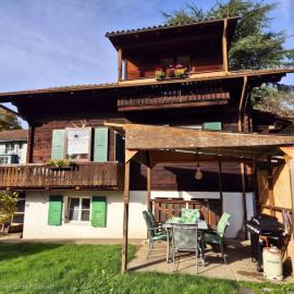 CASA UNO - heimeliges Chalet - Nähe Interlaken: Spiez şehrinde bir otel