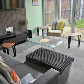 House Sleeps 8 with WiFi, hotel in Corby