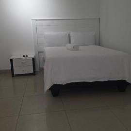 Queen Self-Catering Accommodation, hotel a Eros Airport