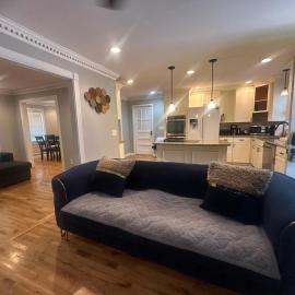 HUGE Home with 8 beds , Sleeps 12 25 mins from downtown, Hotel in Lilburn