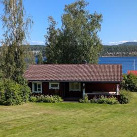 Cozy cottage with lake view, hotel din Leksand