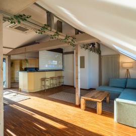 Altbau Apartment in Bahnhofsnähe mit Heimkino & Terrasse
