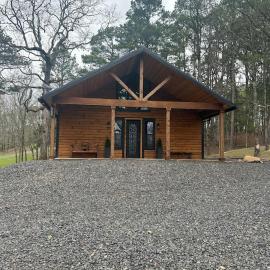 The Knotty Pine Cabin at Cabins of Wolf Pen Gap, hotel em Mena
