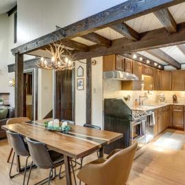 Woodsy Flagstaff Hideaway w/ Deck + Sunroom!, ξενοδοχείο σε Mountainaire