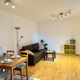 Happy Apartment near Airport with Free Parking