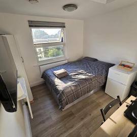 Modern Fully Contained En-Suite Room With Kitchen, hotel in Sidcup